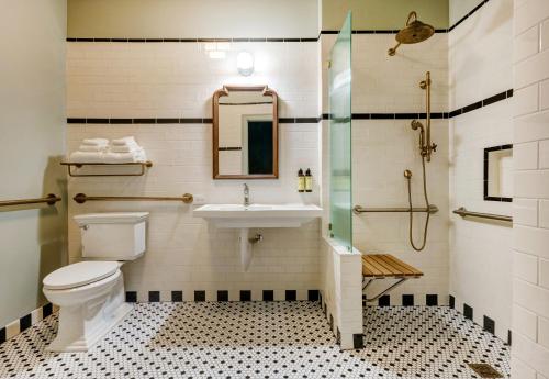 Ένα μπάνιο στο MarQueen Hotel