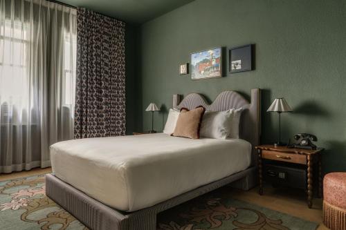 Ένα ή περισσότερα κρεβάτια σε δωμάτιο στο MarQueen Hotel