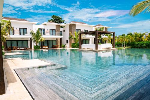 a swimming pool in front of a villa at Villas La Mar in Monterrico