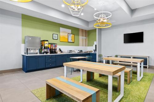 a restaurant with tables and a counter with a kitchen at Spark by Hilton Homewood Birmingham in Birmingham