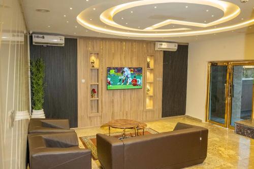 TV a/nebo společenská místnost v ubytování Motion Hotel and Suites