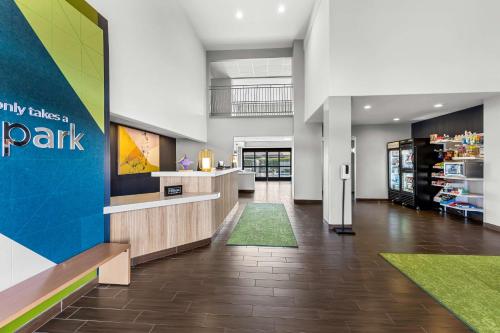 an office lobby with a paymark sign on the wall at Spark by Hilton Phoenix-Glendale-Peoria in Glendale