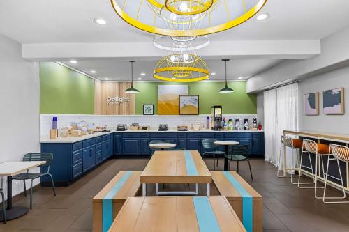a fast food restaurant with blue cabinets and tables at Spark by Hilton Phoenix-Glendale-Peoria in Glendale