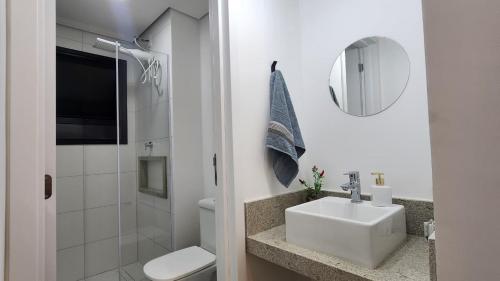 a bathroom with a sink and a toilet and a mirror at Studio em Sorocaba no Campolim in Sorocaba