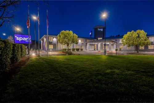 Taman di luar Spark by Hilton Newest Hotel in Williams CA