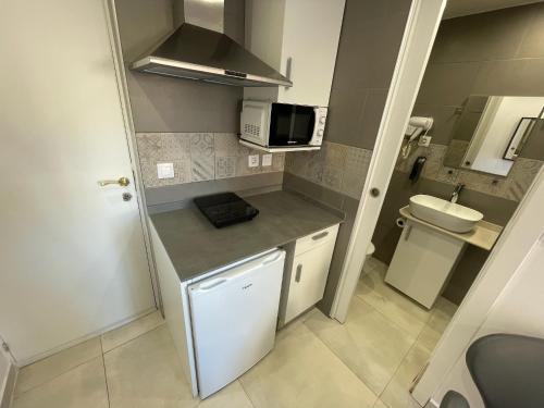 una piccola cucina con lavello e microonde di Suites nuevas con baño privado frente al metro st MWC Barcelona-FIRA a Hospitalet de Llobregat