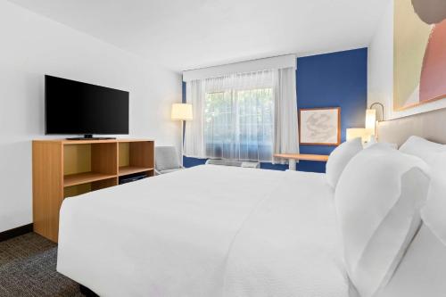 Телевизор и/или развлекательный центр в Spark by Hilton Modesto