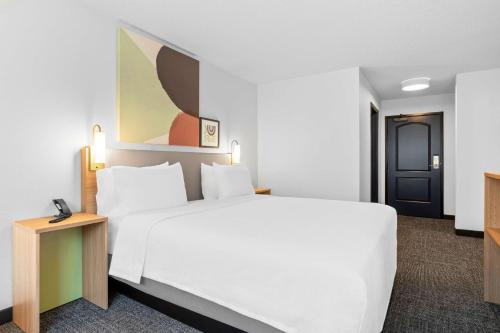 Кровать или кровати в номере Spark by Hilton Modesto
