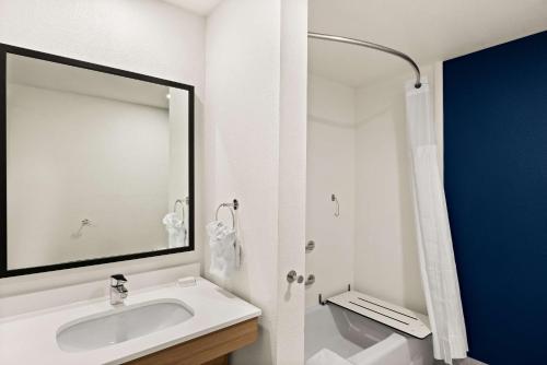 Bilik mandi di Spark by Hilton Newest Hotel in Williams CA