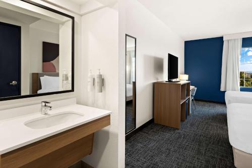 Katil atau katil-katil dalam bilik di Spark by Hilton Newest Hotel in Williams CA