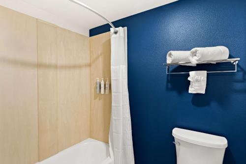 Bilik mandi di Spark by Hilton Newest Hotel in Williams CA