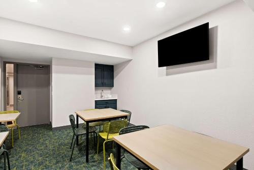 Televisyen dan/atau pusat hiburan di Spark by Hilton Newest Hotel in Williams CA