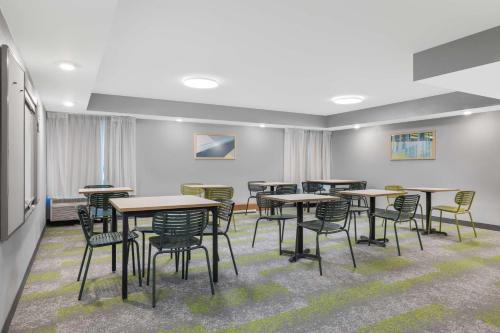 a classroom with tables and chairs in a room at Spark by Hilton Colorado Springs I 25 Central in Colorado Springs