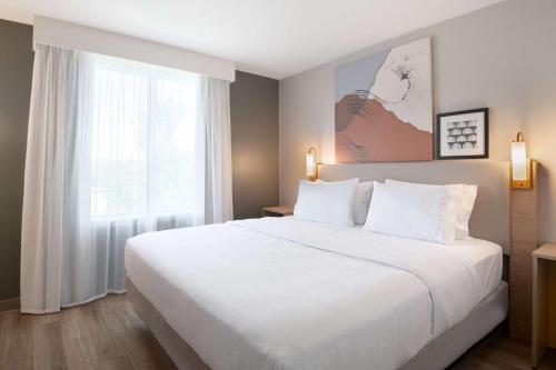 Postel nebo postele na pokoji v ubytování Spark by Hilton Destin