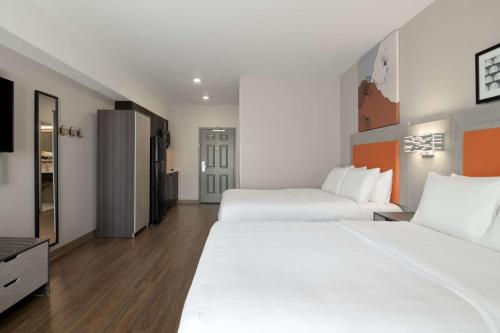 Postel nebo postele na pokoji v ubytování Spark by Hilton Destin