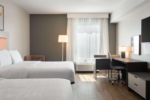 Postel nebo postele na pokoji v ubytování Spark by Hilton Destin
