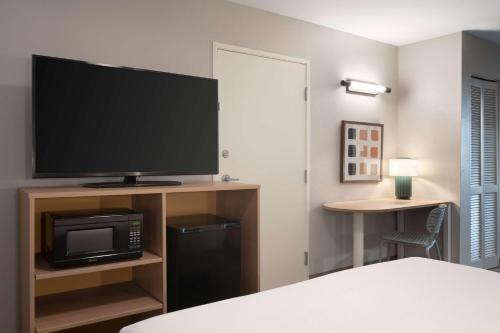 TV a/nebo společenská místnost v ubytování Spark by Hilton Destin
