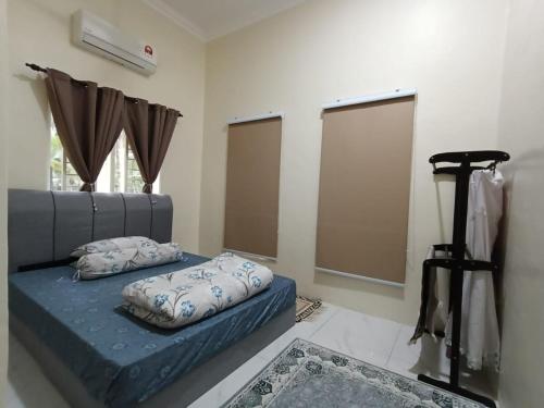 Postel nebo postele na pokoji v ubytování Homestay Omah D'Desa with pool