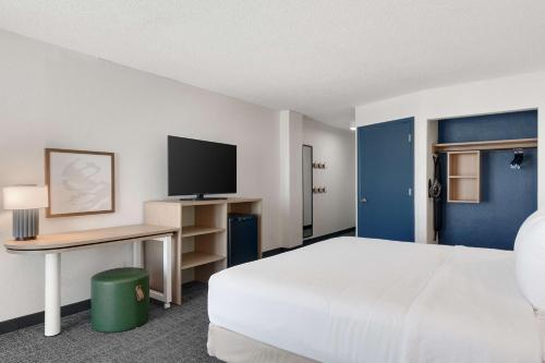Spark by Hilton Ormond Beach Oceanfrontにあるテレビまたはエンターテインメントセンター