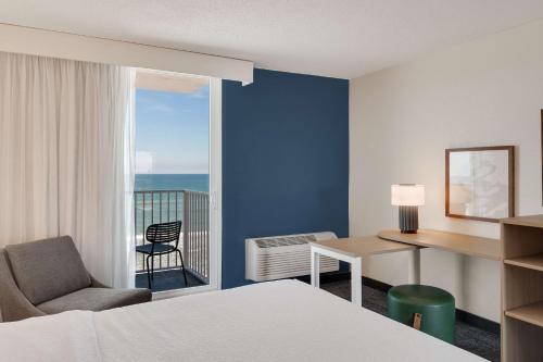 Spark by Hilton Ormond Beach Oceanfrontにあるベッド