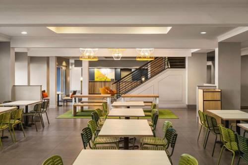 Spark by Hilton Orlando Universal Blvdにあるレストランまたは飲食店