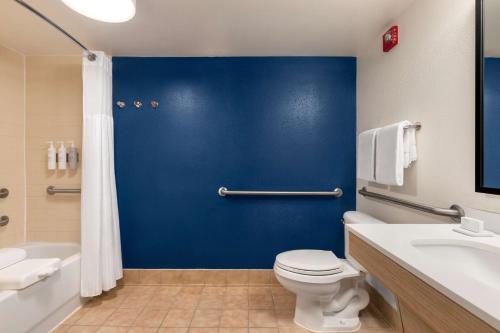 Spark by Hilton Orlando Universal Blvdにあるバスルーム