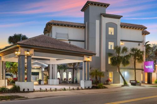 a large building with palm trees in front of it at Spark By Hilton St. Augustine Historic District in Saint Augustine
