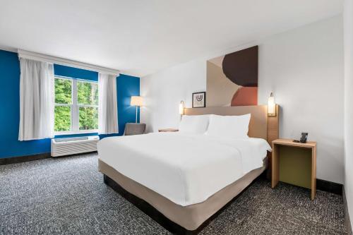 a large white bed in a hotel room at Spark By Hilton St. Augustine I 95 in Saint Augustine