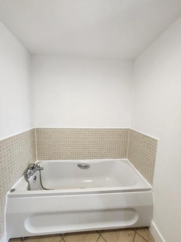 Stunning 3Bed with Balcony and Free Parking photo 8
