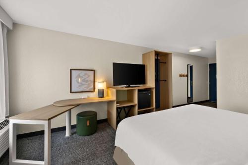 Spark By Hilton Tiftonにあるテレビまたはエンターテインメントセンター