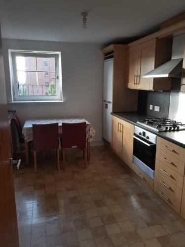 Stunning 3Bed with Balcony and Free Parking photo 9
