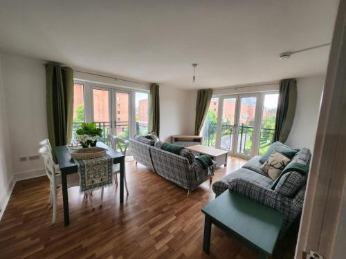 Stunning 3Bed with Balcony and Free Parking photo 12