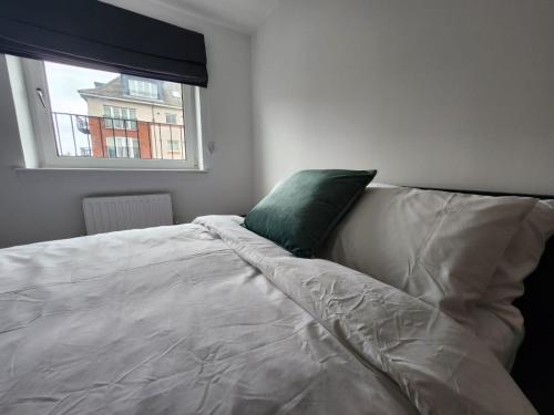 Stunning 3Bed with Balcony and Free Parking photo 19