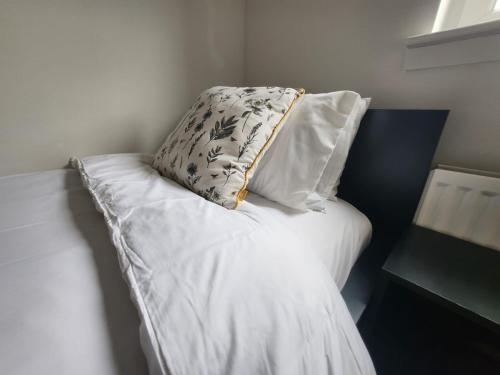 Stunning 3Bed with Balcony and Free Parking photo 20