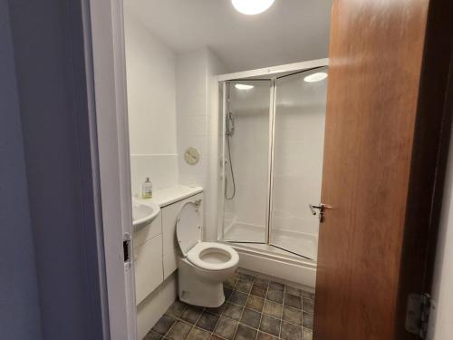 Stunning 3Bed with Balcony and Free Parking photo 4