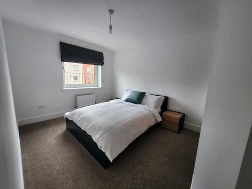 Stunning 3Bed with Balcony and Free Parking photo 7