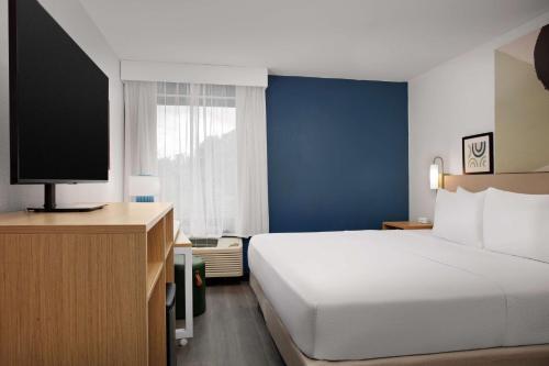 Ένα ή περισσότερα κρεβάτια σε δωμάτιο στο Spark by Hilton Atlanta Cumberland Ballpark