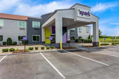 a hotel parking lot with a spitz building at Spark By Hilton Oak Forest I-57 in Oak Forest