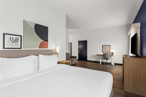 a hotel room with a bed and a tv at Spark By Hilton Oak Forest I-57 in Oak Forest