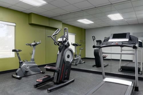 Фитнес-центр и/или тренажеры в Spark by Hilton Savannah South I-95