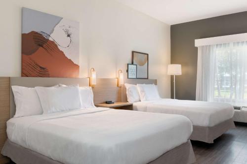 Кровать или кровати в номере Spark by Hilton Savannah South I-95