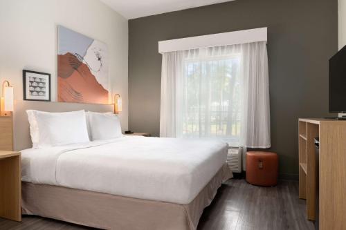 Кровать или кровати в номере Spark by Hilton Savannah South I-95