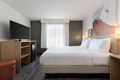 Кровать или кровати в номере Spark by Hilton Savannah South I-95