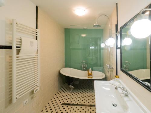 ein Badezimmer mit Badewanne, Waschbecken und Dusche in der Unterkunft Caminho Gerês - Heritage Eco-Cottage - jacuzzi in Lindoso