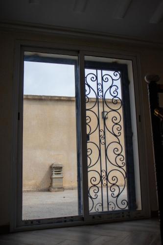 an open window with a view of a building at Villa 3 niveau avec jacuzzi, terrasse et cour in Birkhadem
