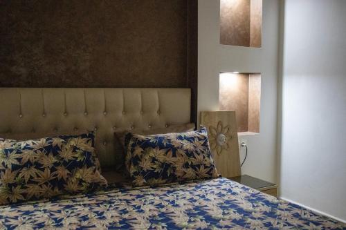 a bedroom with a bed with pillows on it at Villa 3 niveau avec jacuzzi, terrasse et cour in Birkhadem