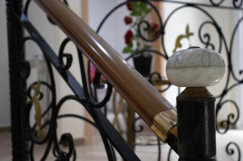 a baseball bat on top of a metal railing at Villa 3 niveau avec jacuzzi, terrasse et cour in Birkhadem