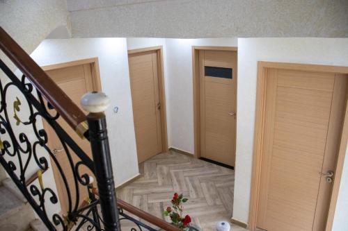 a hallway with three doors and a staircase at Villa 3 niveau avec jacuzzi, terrasse et cour in Birkhadem