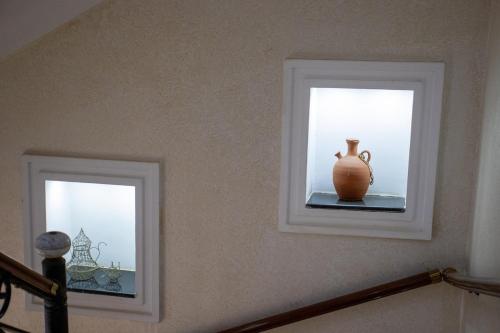 a vase sitting on a shelf in a window at Villa 3 niveau avec jacuzzi, terrasse et cour in Birkhadem