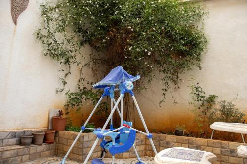 a blue telescope sitting in front of a building at Villa 3 niveau avec jacuzzi, terrasse et cour in Birkhadem